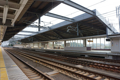 成田湯川駅構内