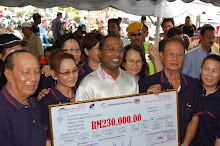 霹雳州务大臣赞比里移交模式支票给新板乐龄协会