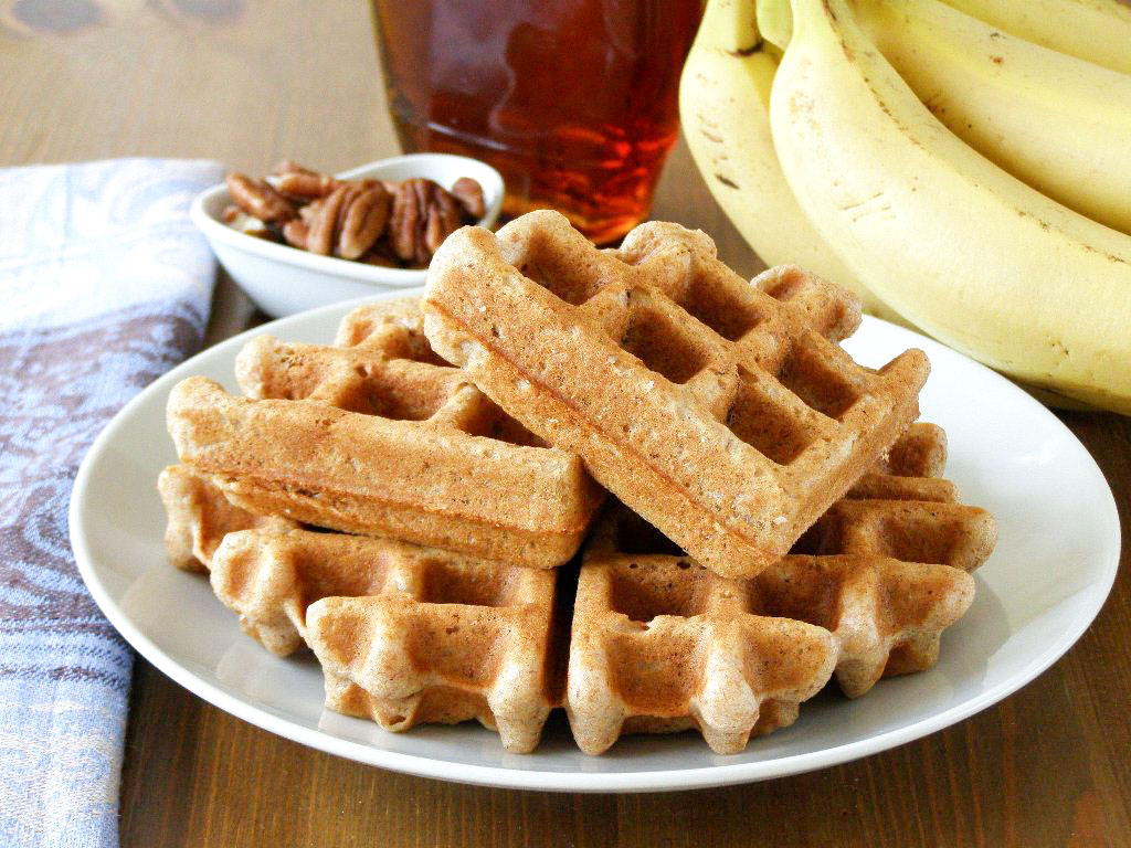 maple•spice Healthy Wholemeal Waffles with Bananas, Pecans and Maple Syrup
