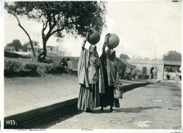 Women+Carrying+Water+on+their+Head+-+Agra+1912