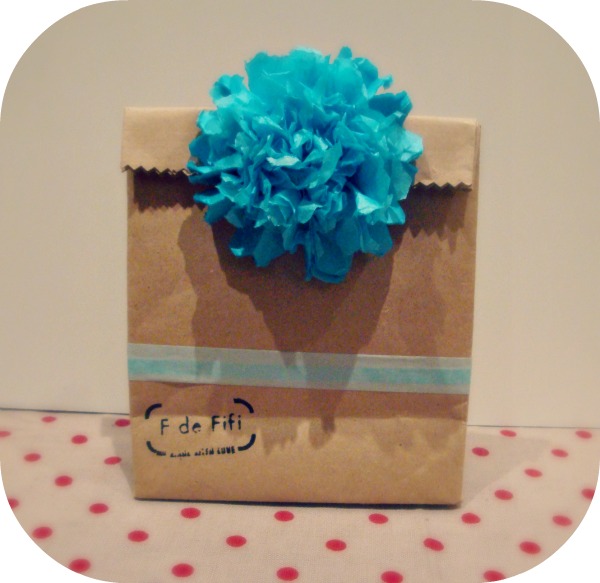 Como hacer una bolsa con papel craft para un regalo y decorarla!