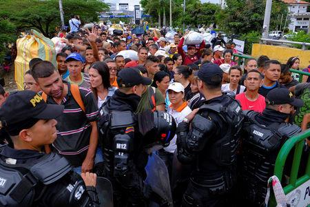 Miles de venezolanos atraviesan barreras de seguridad y cruzan a Colombia