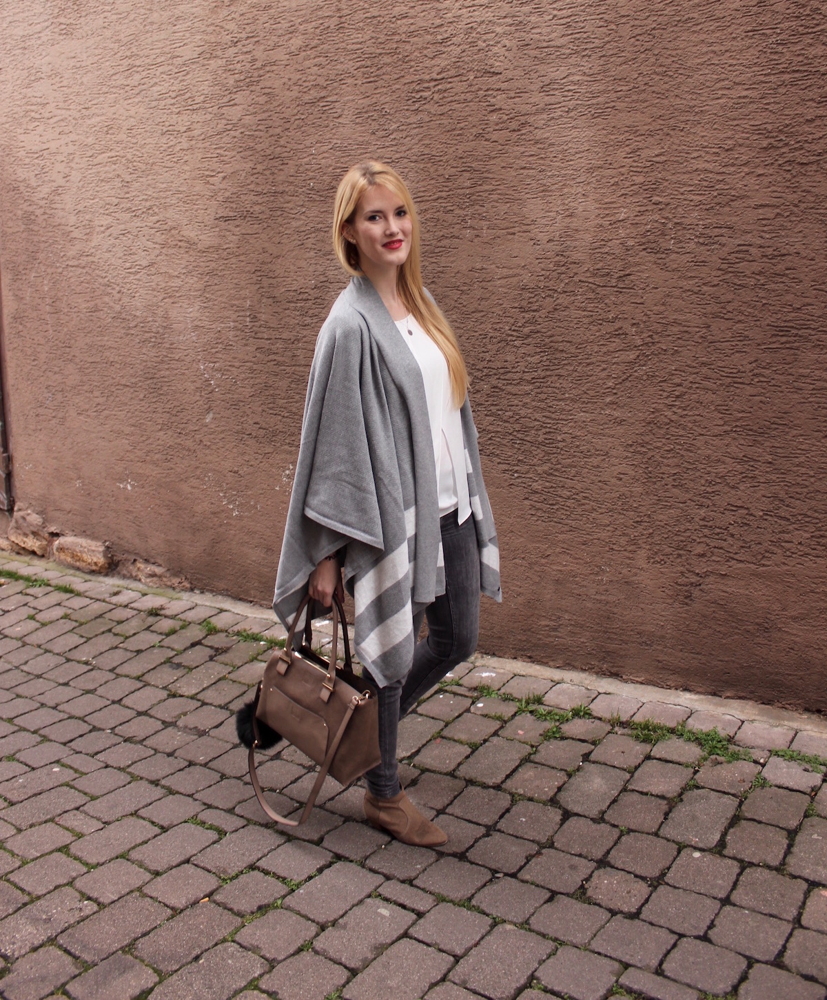 Fashion Look Outfit of the Day Cape grau weiß TheBlondeLion Pom Pom Tasche Fashion Look Outfit of the Day Cape grau weiß TheBlondeLion Pom Pom Tasche