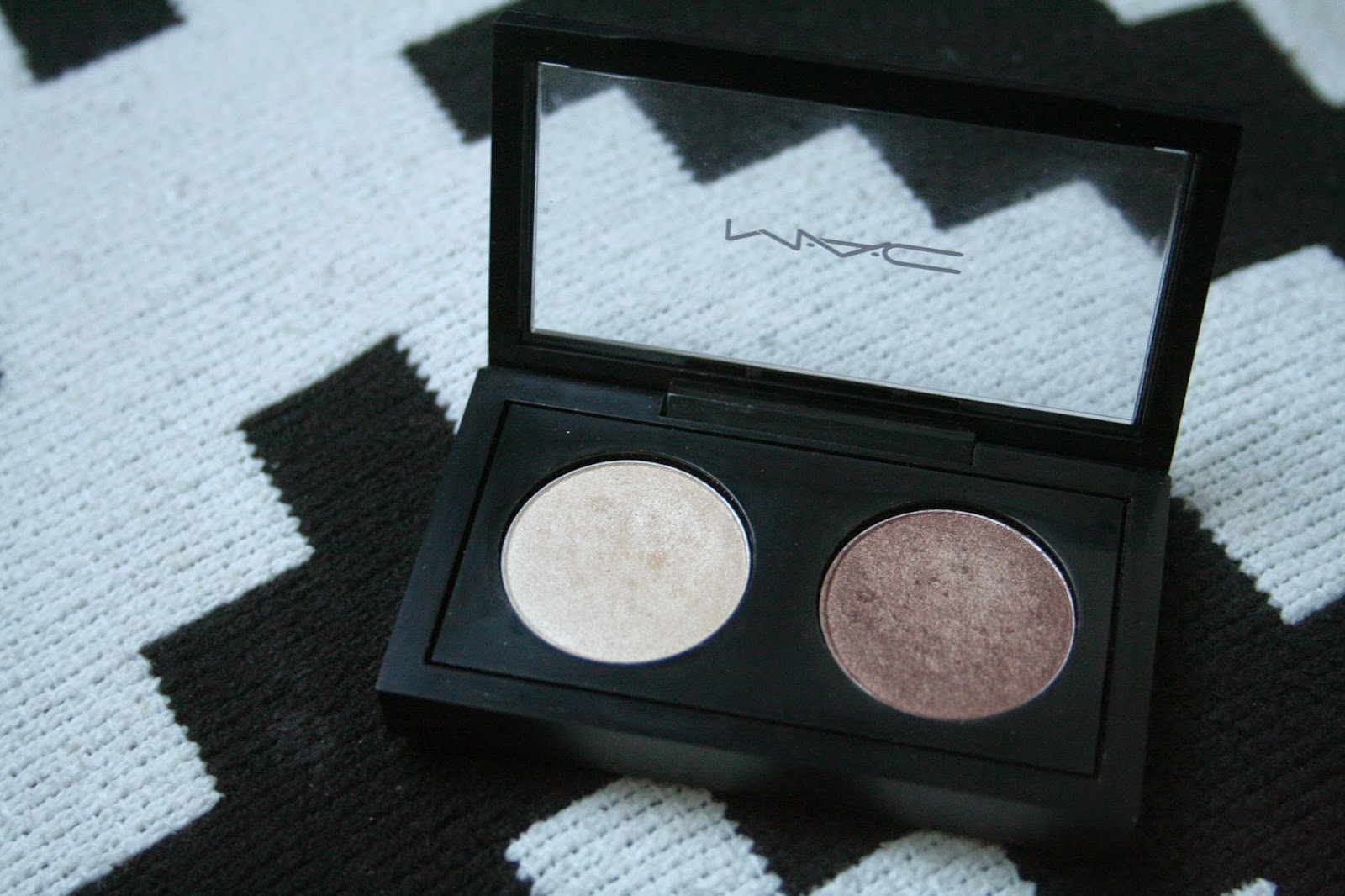 Esme & Rhiannon MAC EYESHADOW DUO NYLON & WOODWINKED