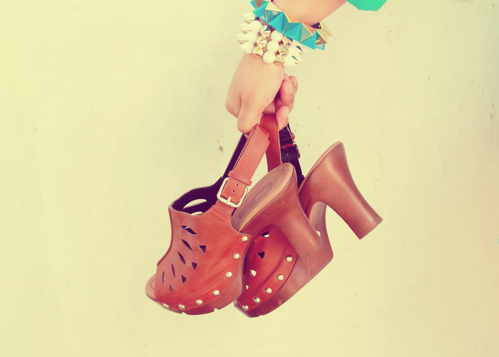http://1.bp.blogspot.com/-H9bpgXRKOl4/USy8wY2tnaI/AAAAAAAADlo/YL60ZVo89Eo/s1600/Floral_dress_rings_fashion_blogger_shoes.jpg