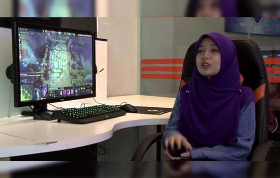 Pemain%2BDOTA%2BWanita%2BIni%2BMenggerun