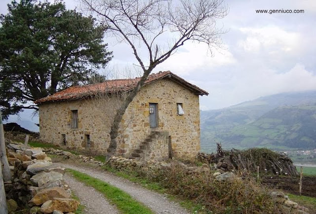 Casa cabaña de pastores mejorada habitable Cabaña pasiega vividora