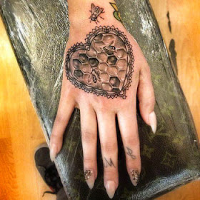 Fotos de tatuagem de coração na mão feminina