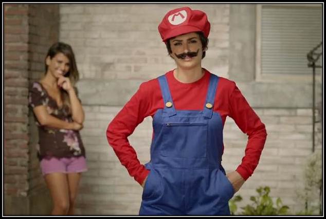 Peneope Cruz salopette Super Marios Bros pub NintendoMnica Cruz