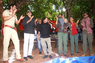 Prakash Jha, Arjun Rampal, Abhay Deol at promotion of movie 'Chakravyuh' in different way 