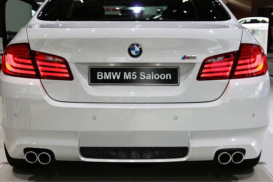 BMW M5 F10 back