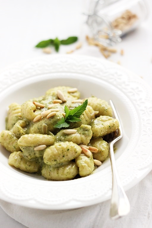 Gnocchi al pesto di erbette e noci MIEL & RICOTTA