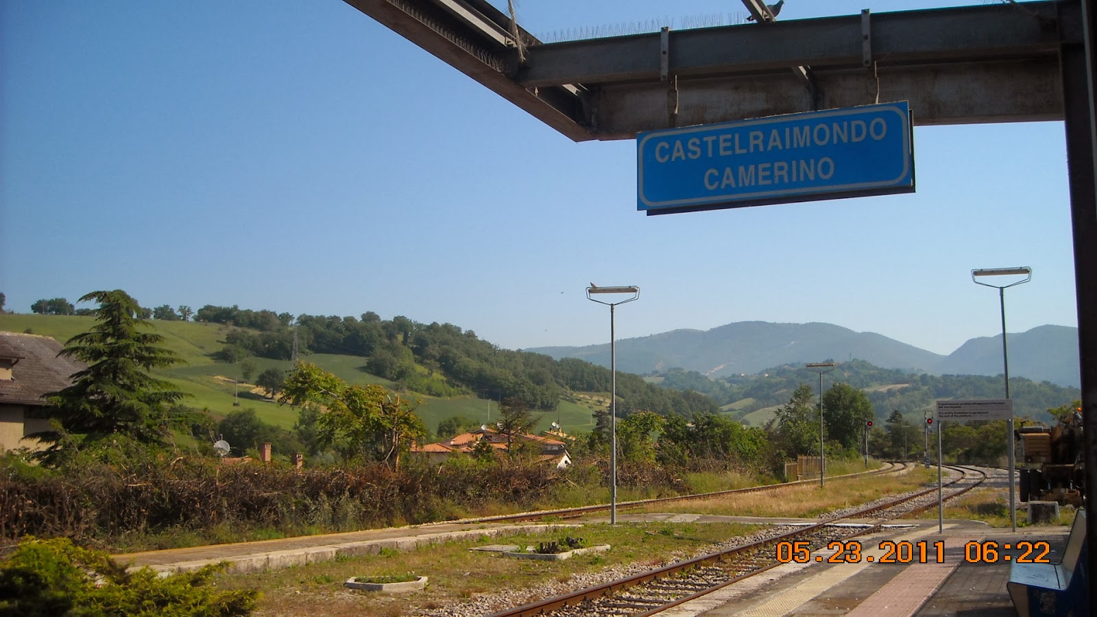 Passione per il Viaggio Castelraimondo com a estação de trem mais