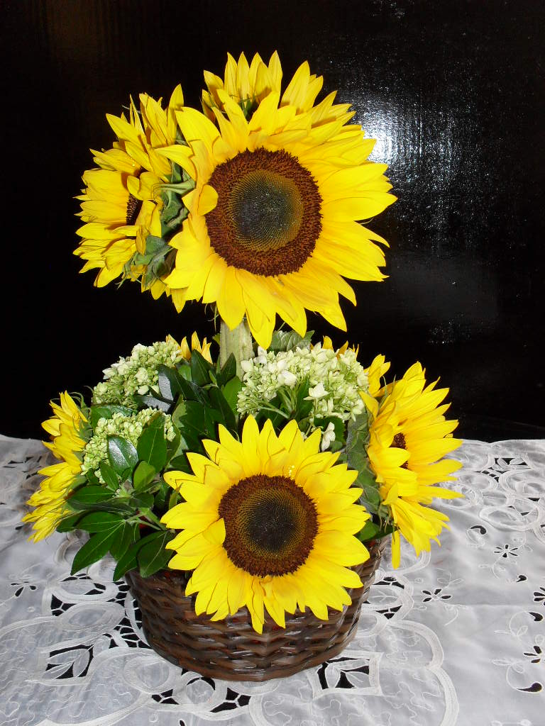 ARREGLOS FLORALES MAGUI: BASE TIPO CANASTA CON 9 GIRASOLES, HORTENCIAS