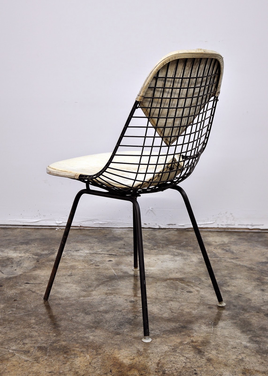 SELECT MODERN Charles & Ray Eames Bikini Wire Chair