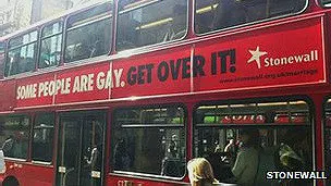 Anúncio pró-gay em ônibus londrino