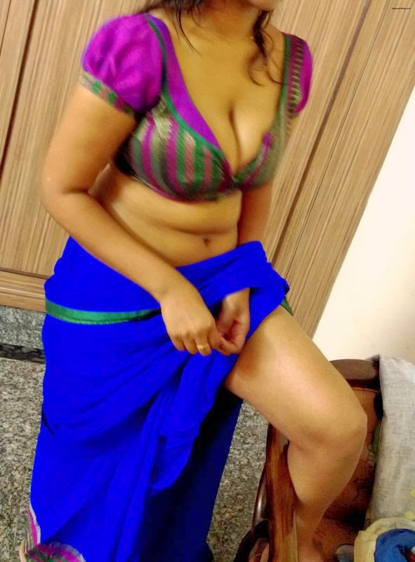 Indian Topless Girls: Indian Aunty Remoing Saree and Showing her Big Boobs  Pics