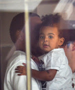 Photos: Mr&Mrs Carter Take Baby Blue Ivy To Lunch In Paris. (blue)