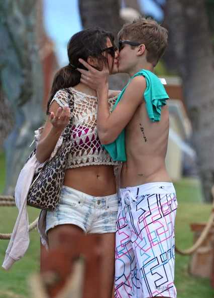 justin bieber and selena gomez kissing on the lips at the beach. images Selena Gomez in Bikini, justin bieber selena gomez kissing beach.