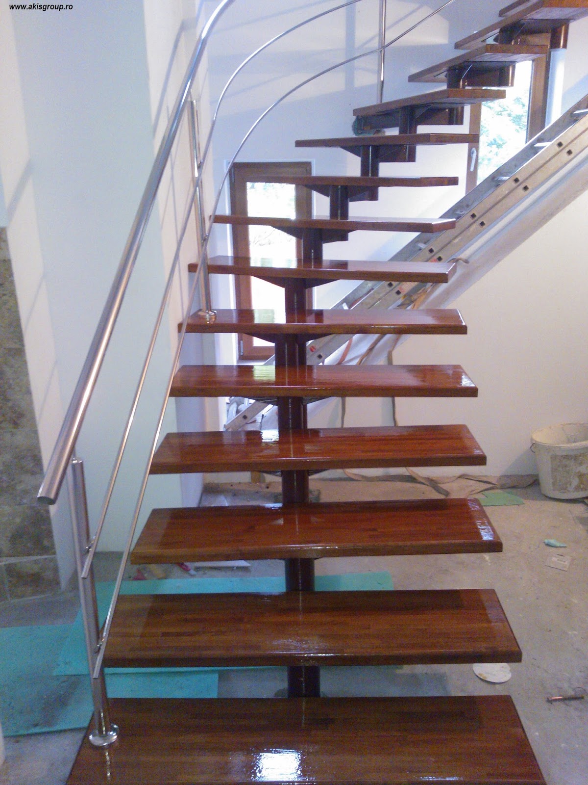 Geländer aus Schmiedeeisen: Metall-Treppen mit Holz