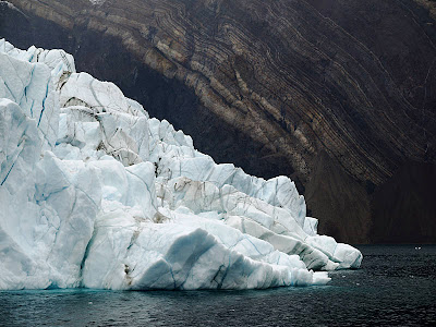 24/08 vers midi navigation dans Kejser Franz Joseph fjord...quand la belle géologie du lieu contraste avec la glace