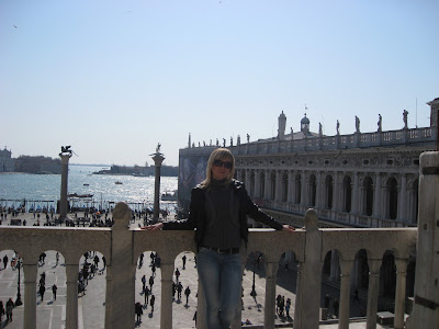 Венеция. Смотровая площадка музея Сан-Марко (лоджия Сан-Марко). Колонны Святого Марка и Святого Теодора (Colonne di San Marco e San Todaro).