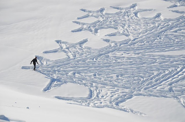 Hombre camina durante todo el día para crear masivos patrones de nieve