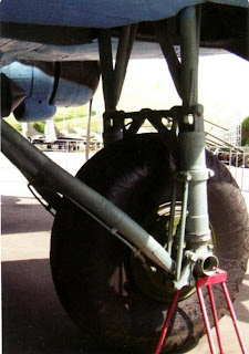 Основная стойка шасси самолета Ли-2