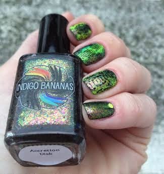 dIndigo Bananas \u0026quot;Accretion Disk\u0026quot;. Un vernis à ongle cuivré avec des flakies vert chromeUn pur bonheur car il est lisse à lapplication ce qui permet