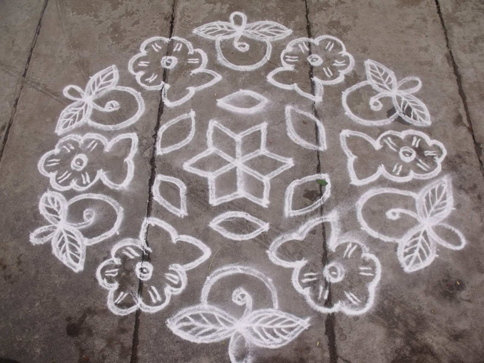 Rangoli designs/Kolam: 15-8 pulli kolam - interlaced dots kolam