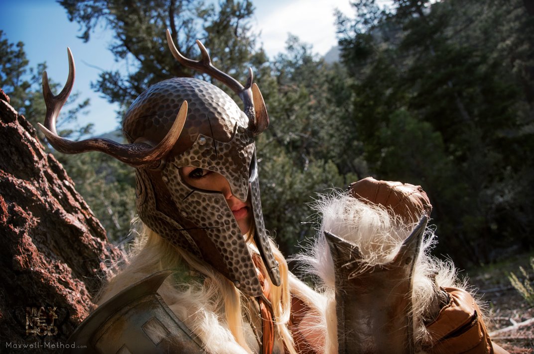 Chicas disfrazadas de personajes de Elder Scrolls y Skyrim La bella Manzinator disfrazada de guerrera de Skyrim