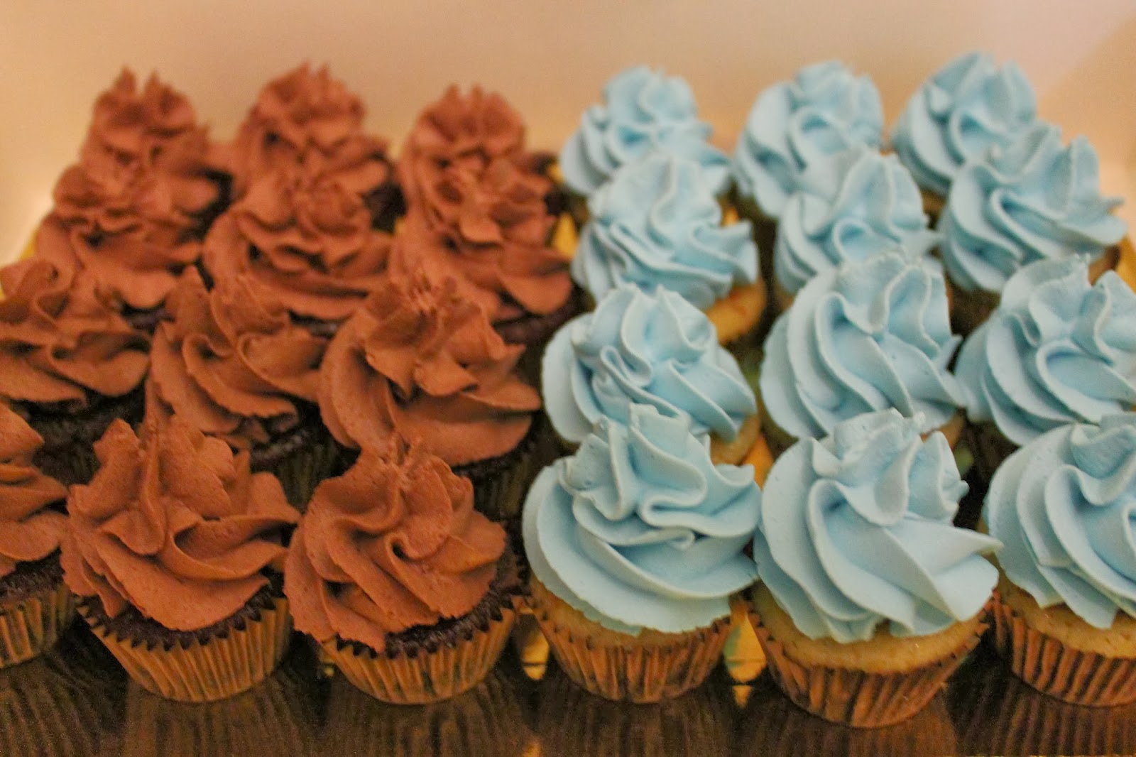 AZUCAR Y PASION MINI CUPCAKES DE CHOCOLATE Y VAINILLA