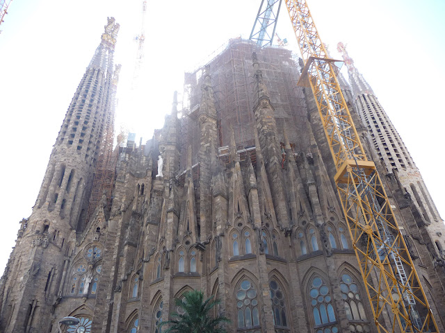 Собор «Саграда Фамилия» по проекту Антонио Гауди облеплен строительными кранами Собор «Саграда Фамилия» по проекту Антонио Гауди облеплен строительными кранами