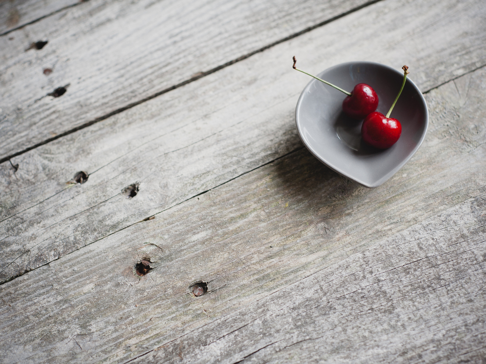 http://1.bp.blogspot.com/-HiZ3c8mCvsE/UF83ETIZ1PI/AAAAAAAAEwE/DS582xNuXJw/s1600/Two-Cherries-in-Bowl-Selectiv-Color-Photo-HD-Wallpaper--NatureWallBase.Blogspot.Com.jpg