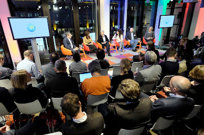 Panel-Gespräch Google Talk Berlin; v.l.n.r.: Roland Tichy, Publizist, Herausgeber “Tichys Einblick”; Carline Mohr, Heart of Social Media, Bild.de; Ilse Mohr, Journalistin, Bloggerin (http://silvernerd.de); Moderatorin Marwa Eldessouky; Stefan Niggemeier, Medienjournalist ; Frank Schmiechen, Chefredakteur Gründerszene