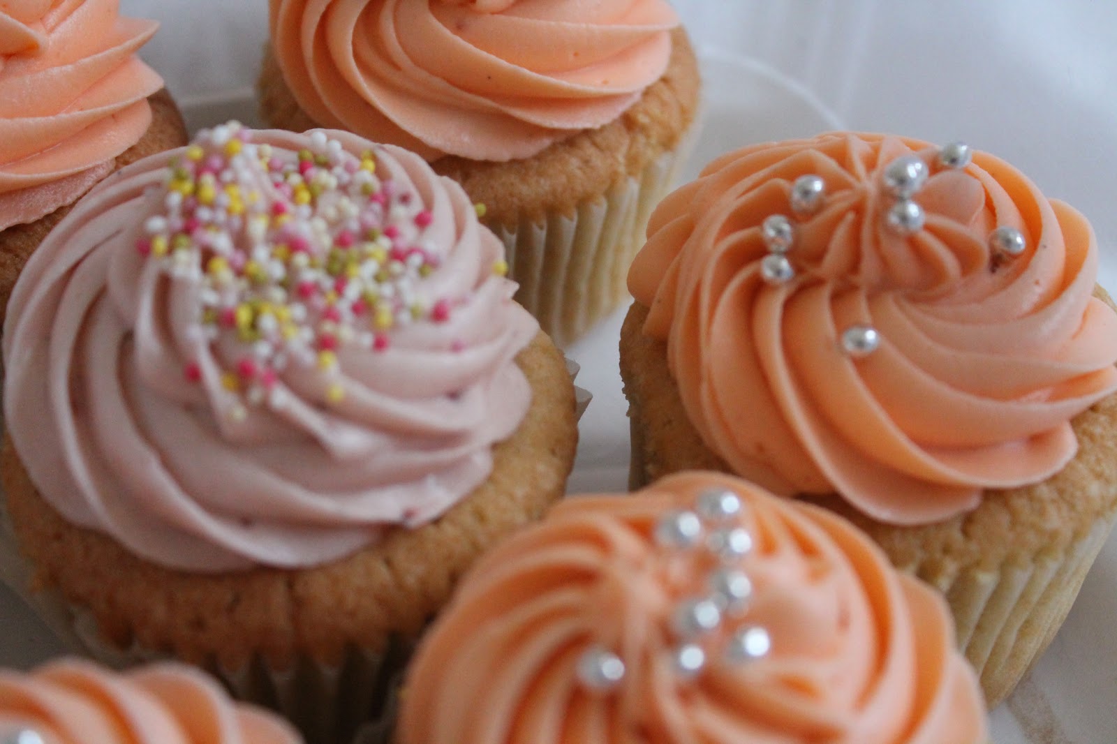 Old Fashioned Cupcakes with Strawberry and Caramel Cream