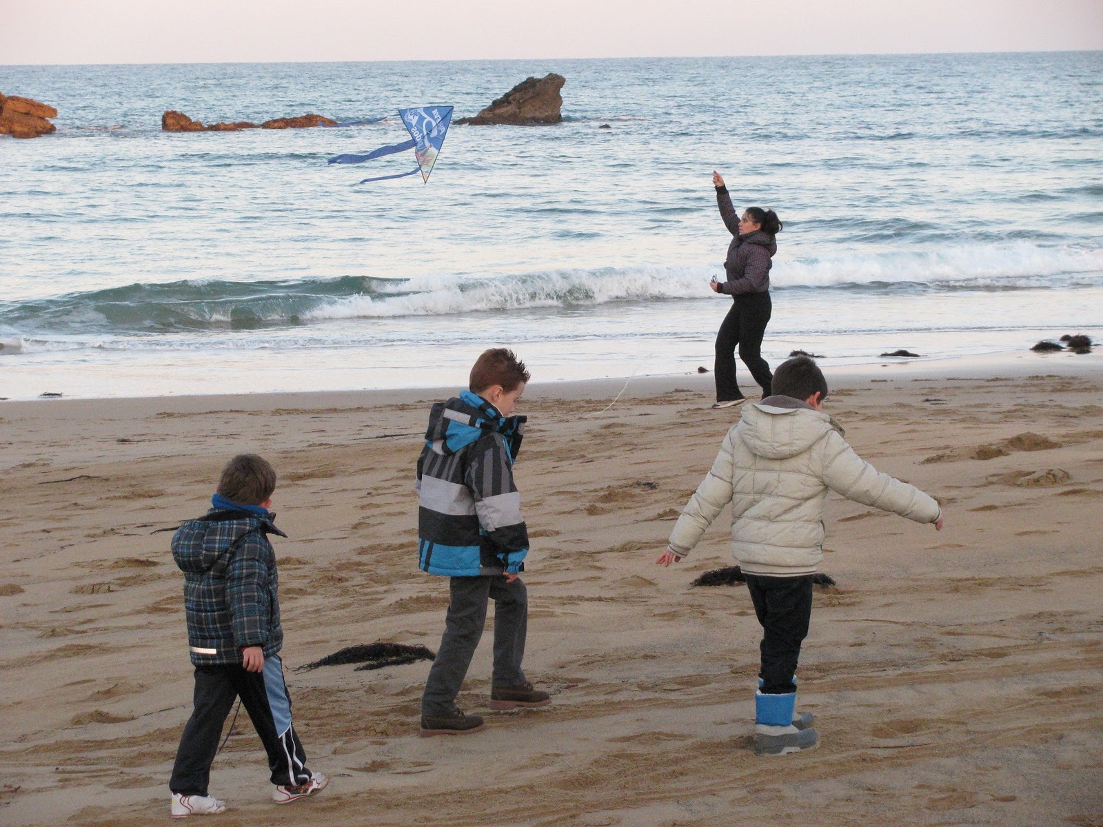 Resultado de imagen para volar cometas en la playa