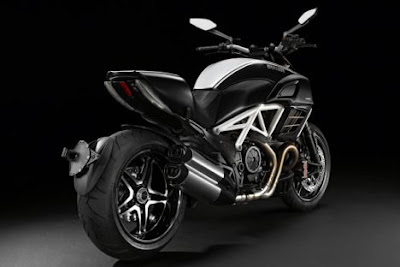 MOTO DEPORTIVA DUCATI DIAVEL AMG REAR ANGEL