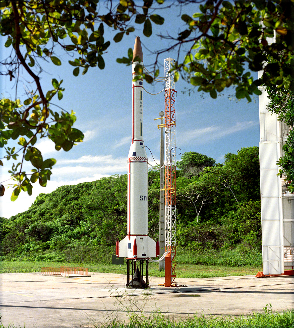 BINACIONAL BRASIL e UCRÂNIA Instituto de Aeronáutica e Espaço (IAE)