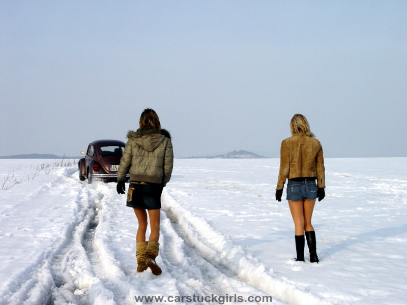 Рыжая австрийка гуляет голая по Вене зимой и летом 