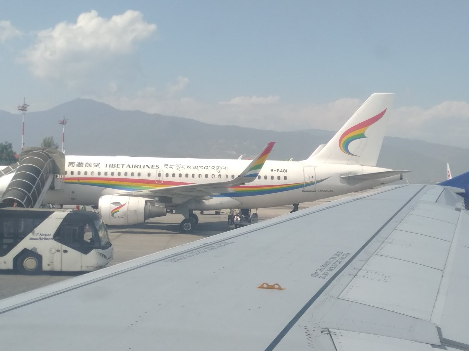 काठमांडू एरपोर्टवर  ...  दिल्लीला जाण्याच्या तयारीत      समोर तिबेट एअर लाईन्स चं विमान थांबलंय