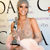 Rihanna luce vestido cuajado de pedrería al recibir el Premio Icono de la Moda
