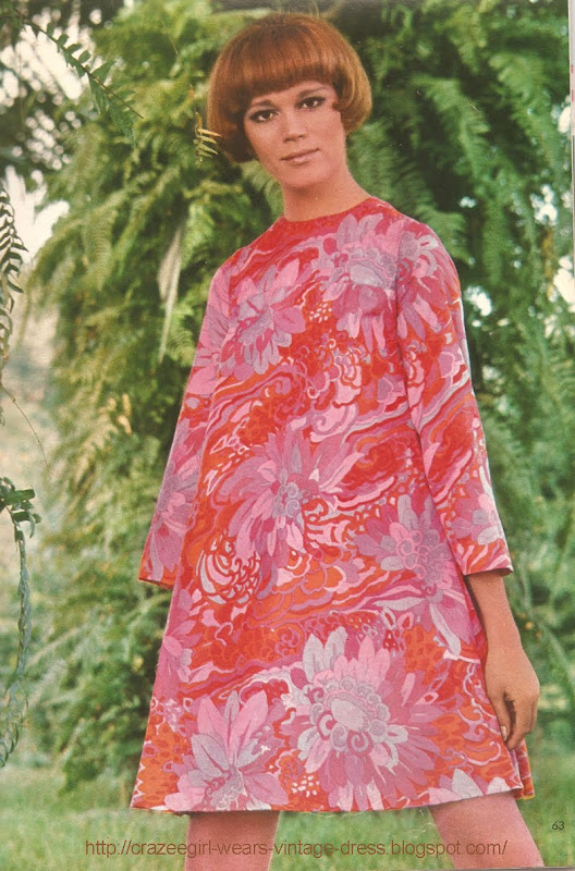 1967 psychedelic dress 60s 1960 paisley floral flower Robe parachute boutonnée dans le dos, à manches pagodes . RALLYE LEMPEREUR chez Bus Stop