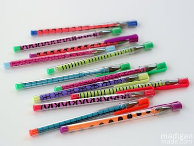 Decorar bolígrafos con papel por Recicla Inventa