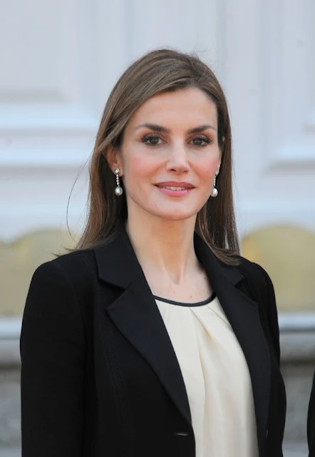  Queen Letizia of Spain waits to receive the President of Colombia Juan Manuel Santos