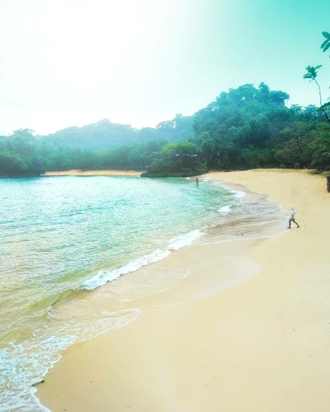 Berjalan Menelusuri Indahnya Pantai Pasir Panjang Malang