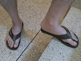 Homem de chinelo Havaianas - Pés Masculinos - Male Feet