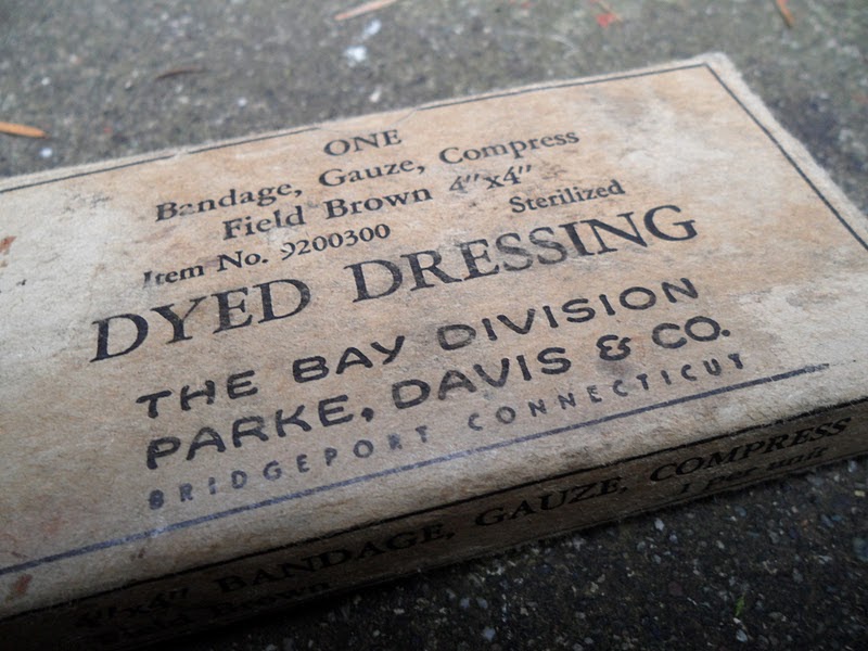 Four Bees WW2 US Military First Aid Kit, 4 x 4 bandage, Parke Davis