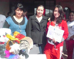 Martha Valeria recibe su reconocimiento y premio de PRIMER LUGAR en el concurso de máscaras.