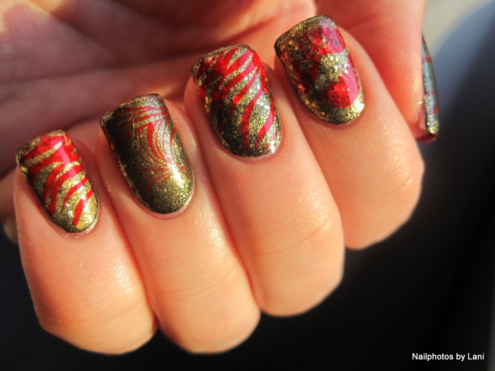 Nailphotos by Lani Red Carpet Oscar Nails Antique gold and red